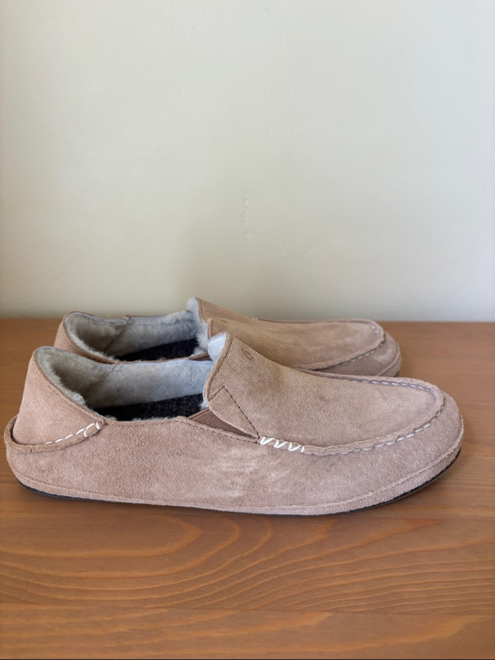Women's OluKai Slippers Size 10 Nohea Style Shearling Tan Color Like New